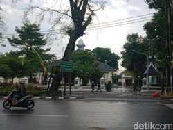 Hujan Usai Kirab Tasyakuran Kaesang-Erina, Lebih Awal dari Prediksi BMKG