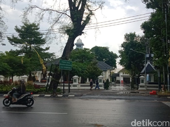 Loji Gandrung, rumah dinas Wali Kota Solo, diguyur hujan usai kirab tasyakuran pernikahan Kaesang dan Erina selesai, Minggu (11/12/2022).