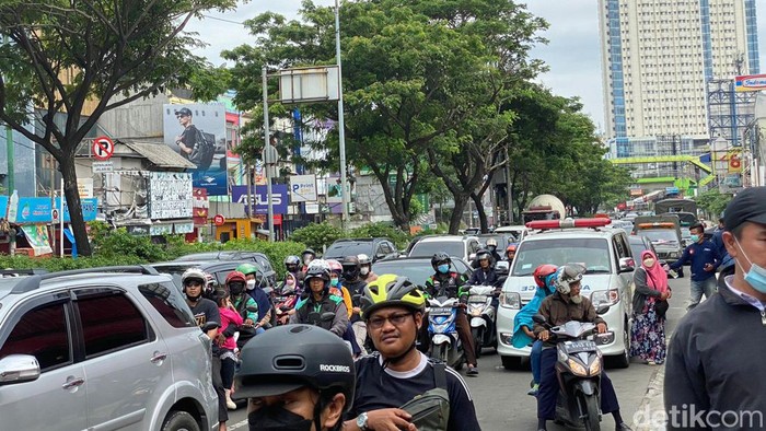 Macet di Jalan Margonda Raya arah Depok pukul 10.01 WIB.