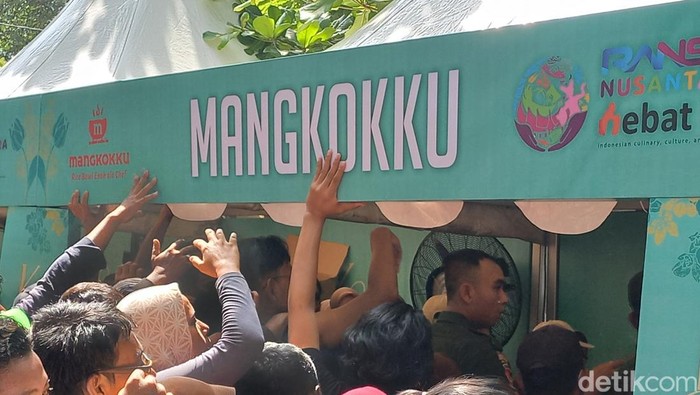 Makanan gratis tasyakuran pernikahan Kaesang dan Erina di Sriwedari