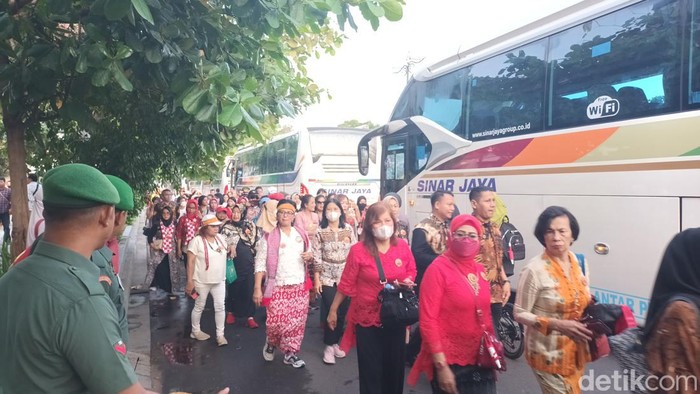 Massa relawan Jokowi tiba di Puro Mangkunegaran Solo jelang tasyakuran pernikahan Kaesang, Minggu (11/12/2022).