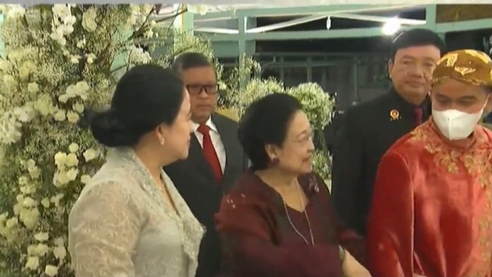 Megawati, Puan Maharani, dan Gibran Rakabuming di acara pernikahan Kaesang dan Erina, Minggu (11/12/2022). (tangkapan layar YouTube CNN Indonesia)