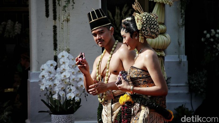 Kaesang - Erina melaksanakan rangkaian prosesi adat nguduh mantu di Loji Gandrung, Solo, Jawa Tengah, Minggu (11/12/2022). Begini momennya.