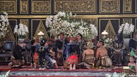 Panembahan Al Nahyan Nasution dipangku sang bunda, Kahiyang Ayu sambil menggenggam dotnya. Foto: Pradita Utama