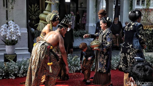 Kaesang - Erina melaksanakan rangkaian prosesi adat nguduh mantu di Loji Gandrung, Solo, Jawa Tengah, Minggu (11/12/2022). Begini momennya.