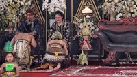 Kaesang Pangarep dan Erina Gudono sungkem kepada Jokowi dan Iriana.