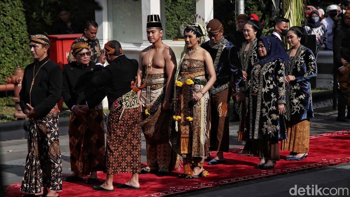 Kaesang - Erina melaksanakan rangkaian prosesi adat nguduh mantu di Loji Gandrung, Solo, Jawa Tengah, Minggu (11/12/2022). Begini momennya.