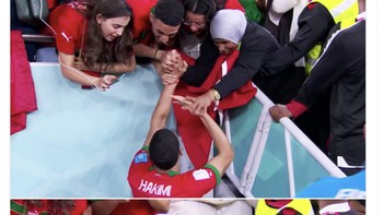 Kembali Achraf Hakim mencium sang ibu usai kemenangan Maroko atas Portugal. Foto: Twitter