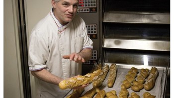 Meme wasit ternyata menerima suap roti dari Prancis. Foto: Twitter