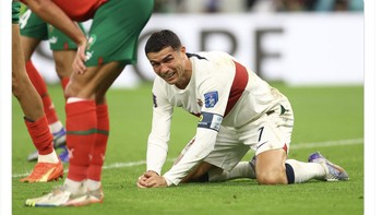 Pria ini telah memberikan begitu banyak untuk Portugal dan dunia sepakbola selama bertahun-tahun. Sedih Ronaldo menangis setelah impian Piala Dunia-nya runtuh. Tapi terima kasih untuk segalanya, cetus netizen ini. Foto: Twitter