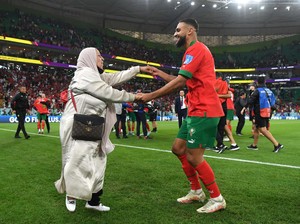 Sofiane Boufal Berdansa dengan Ibunda Usai Maroko Singkirkan Portugal