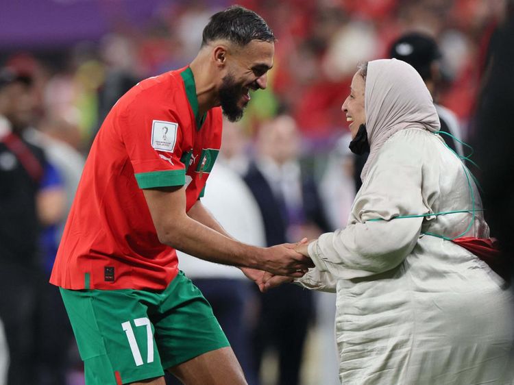 Menang Atas Portugal, Boufal Menari-nari dengan Ibunya