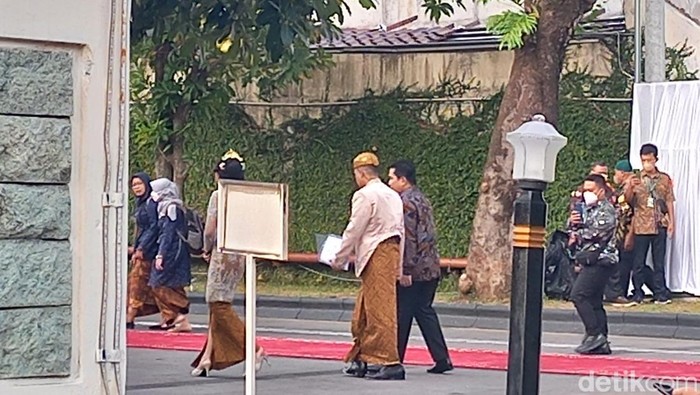 Menteri BUMN Erick Thohir dan Kapolri Jenderal Listyo Sigit Prabowo tiba di Loji Gandrung, Minggu (11/12/2022).