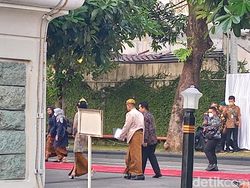 Jelang Kirab Kaesang dan Erina, Erick Thohir-Kapolri Tiba di Loji Gandrung