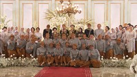 Saranghaeyo! Gaya Menteri Jokowi Saat Berpose di Tasyakuran Kaesang-Erina