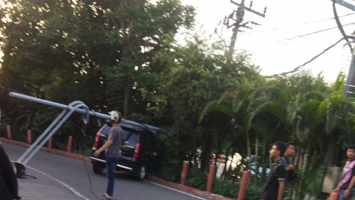 Mobil Xenia di Surabaya tabrak tiang PJU