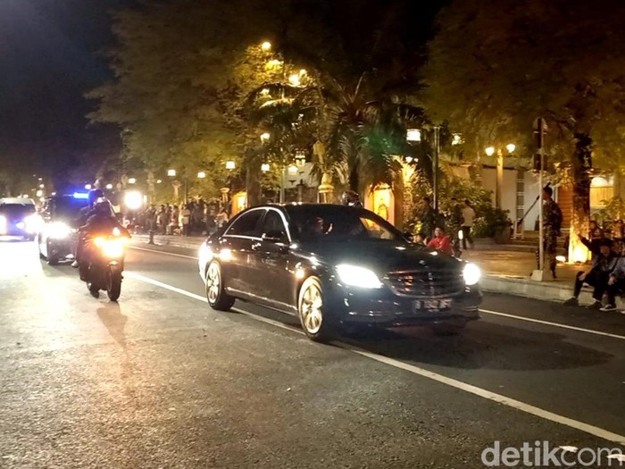 Mobil yang ditumpangi Presiden Joko Widodo tiba di Pura Mangkunegaran, Minggu (11/12/2022) malam.