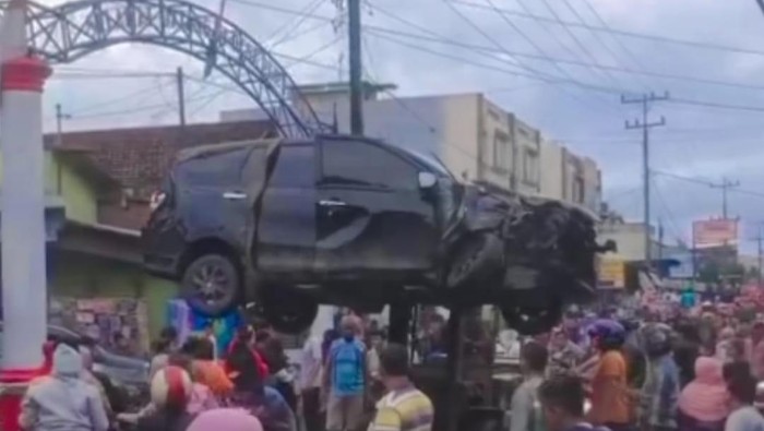 Mobil yang tertabrak kereta api di Deli Serdang