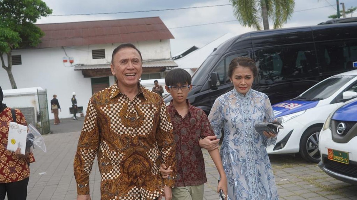 Mochamad Iriawan bersama cucu dan istri di pernikahan Kaesang Pangarep. (Foto: dok. PSSI)