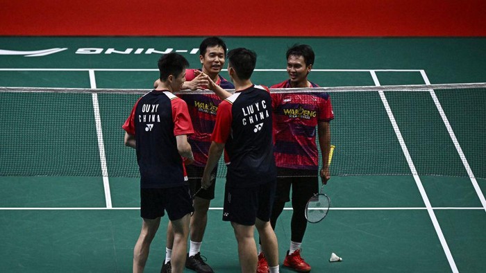 Indonesias Hendra Setiawan (2nd L) and Mohammad Ahsan (R) congratulate Chinas Ou Xuanyi (L) and Liu Yuchen for winning the mens doubles final at the HSBC BWF World Tour Finals badminton tournament in Bangkok on December 11, 2022. (Photo by Lillian SUWANRUMPHA / AFP) (Photo by LILLIAN SUWANRUMPHA/AFP via Getty Images)