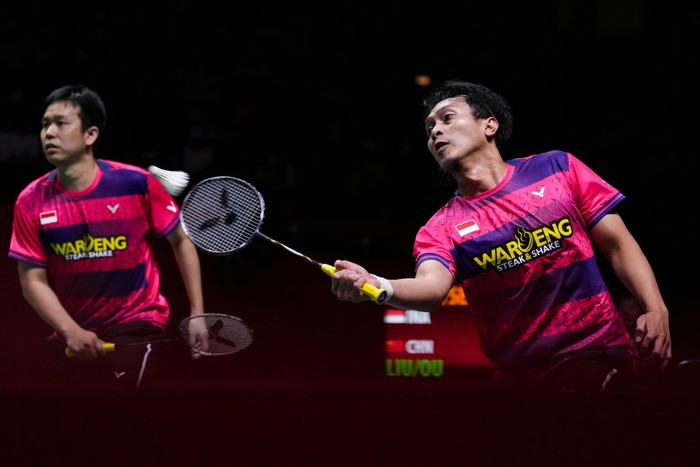 BANGKOK, THAILAND - DECEMBER 11: Mohammad Ahsan (R) and Hendra Setiawan of Indonesia compete in the Mens Double Final match against Liu Yuchen and Ou Xuanyi of China during day five of the HSBC BWF World Tour Finals 2022 at Nimibutr Arena on December 11, 2022 in Bangkok, Thailand. (Photo by Shi Tang/Getty Images)