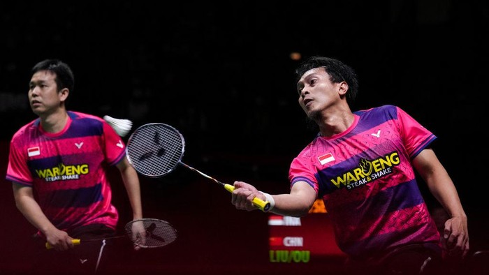 BANGKOK, THAILAND - DECEMBER 11: Mohammad Ahsan (R) and Hendra Setiawan of Indonesia compete in the Mens Double Final match against Liu Yuchen and Ou Xuanyi of China during day five of the HSBC BWF World Tour Finals 2022 at Nimibutr Arena on December 11, 2022 in Bangkok, Thailand. (Photo by Shi Tang/Getty Images)