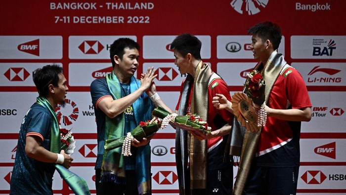 (L-R) Indonesias Hendra Setiawan and Mohammad Ahsan congratulate Chinas Ou Xuanyi and Liu Yuchen for winning the mens doubles final at the HSBC BWF World Tour Finals badminton tournament in Bangkok on December 11, 2022. (Photo by Lillian SUWANRUMPHA / AFP) (Photo by LILLIAN SUWANRUMPHA/AFP via Getty Images)