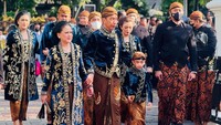 Dalam acara ini, Jokowi dan Keluarga mengenakan pakaian adat jawa berwarna hitam dan kain batik.