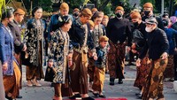 Kedatangan Jokowi dan keluarga besar di Loji Gandrung untuk mengikuti proses ngunduh mantu dan kirab menuju Pura Mangkunegaran.
