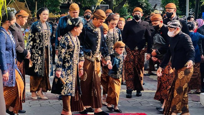 Presiden Jokowi beserta keluarga tiba di Loji Gandrung. Kehadirannya tersebut untuk mengikuti proses ngunduh mantu dan kirab menuju Pura Mangkunegaran.