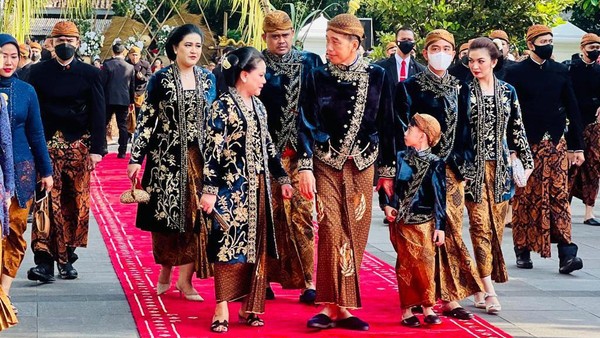 Momen Jokowi dan Keluarga Tiba di Loji Gandrung