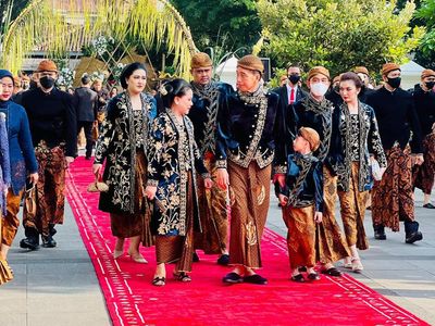 Momen Jokowi dan Keluarga Tiba di Loji Gandrung