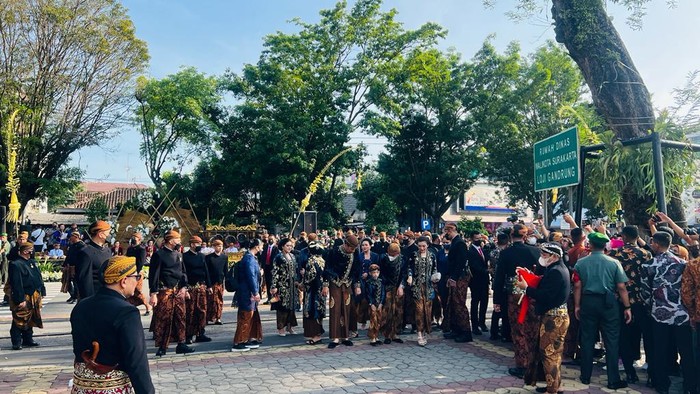 Momen Jokowi dan Keluarga Tiba di Loji Gandrung Presiden Jokowi beserta keluarga tiba di Loji Gandrung. Kehadirannya tersebut untuk mengikuti proses ngunduh mantu dan kirab menuju Pura Mangkunegaran.