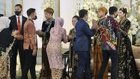 Presiden Joko Widodo (ketiga kiri) bersama Ibu Negara Iriana Joko Widodo (keempat kiri) dan kedua mempelai pengantin putra bungsu Presiden, Kaesang Pangarep (ketiga kanan) bersama Erina Gudono (kanan) menyalami tamu undangan.