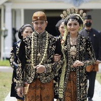 Saat acara Ngunduh Mantu, Erina Gudono memakai kebaya pengantin bersiluet kutubaru warna biru tua bermaterial beludru khas Solo yang disebut rancangan Biyan Wanaatmadja.Foto: ANTARA FOTO/DHEMAS REVIYANTO