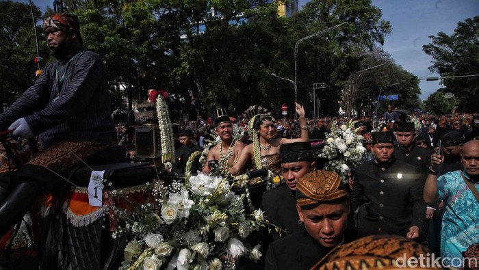 Momen Kemeriahan Kirab Pernikahan Kaesang-Erina Kaesang - Erina melakukan kirab dari Loji Gandrung menuju Pura Mangkunegaran. Pengantin baru ini menjalani kirab menggunakan kereta kencana.