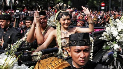 Potret Kemeriahan Kirab Pernikahan Kaesang-Erina
