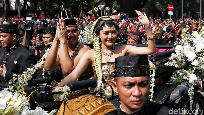 Kaesang - Erina melakukan kirab dari Loji Gandrung menuju Pura Mangkunegaran. Pengantin baru ini menjalani kirab menggunakan kereta kencana.