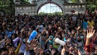 Antusias warga melihat rombongan kirab keluarga besar presiden terlihat di depan Taman Sriwedari.