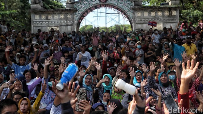 Momen Kemeriahan Kirab Pernikahan Kaesang-Erina Kaesang - Erina melakukan kirab dari Loji Gandrung menuju Pura Mangkunegaran. Pengantin baru ini menjalani kirab menggunakan kereta kencana.