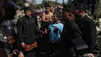 Seorang petugas parkir yang menghampiri kereta kencana Kaesang-Erina untuk mengajak swafoto.