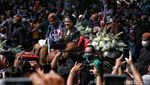 Potret Kemeriahan Kirab Pernikahan Kaesang-Erina