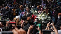 Kahiyang Ayu dan Bobby Nasution juga ikut menyapa para warga Solo.