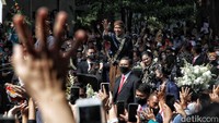 Jokowi melambaikan tangan kepada seluruh warga yang ikut menyaksikan kirab pernikahan putra bungsunya.