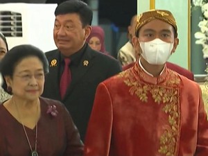 Melihat 2 Momen Gandeng Tangan Megawati dan Gibran Rakabuming