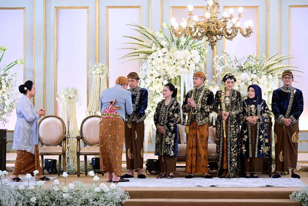 Momen Para Menteri Hadiri Tasyakuran Pernikahan Kaesang dan Erina Sejumlah menteri kabinet Indonesia Maju menghadiri acara tasyakuran pernikahan Kaesang Pangareb dan Erina Gudono. Mereka kompak memakai baju beskap Jawa abu-abu.