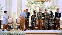 Mereka tampak menuju ke pelaminan untuk memberikan selamat kepada Kaesang-Erina dan keluarga.