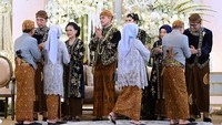 Mereka juga kompak memakai baju beskap Jawa bewarna abu-abu.