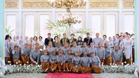 Para menteri kabinet Indonesia Maju berfoto bersama Jokowi dan pengantin.