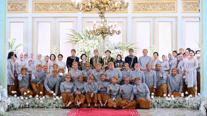 Momen Para Menteri Hadiri Tasyakuran Pernikahan Kaesang dan Erina Sejumlah menteri kabinet Indonesia Maju menghadiri acara tasyakuran pernikahan Kaesang Pangareb dan Erina Gudono. Mereka kompak memakai baju beskap Jawa abu-abu.